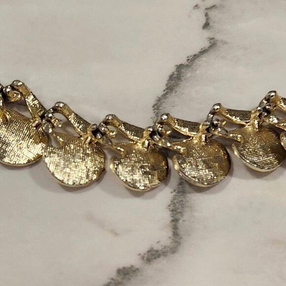 Vintage Gold-Tone Necklace & Clip-On Earrings Set Necklace has DAMAGE - Picture 10 of 13